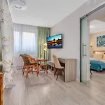 Aparthotel Elegante & Jacuzzi - Adults Only 4*