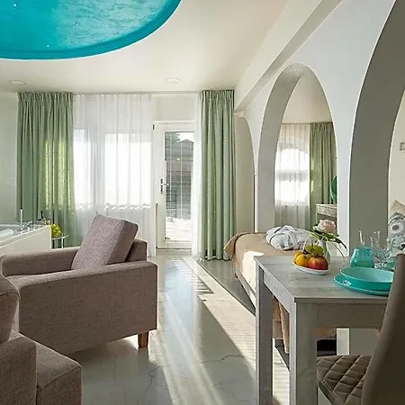 Apartmanhotel Elegante & Jacuzzi - Adults Only 4*