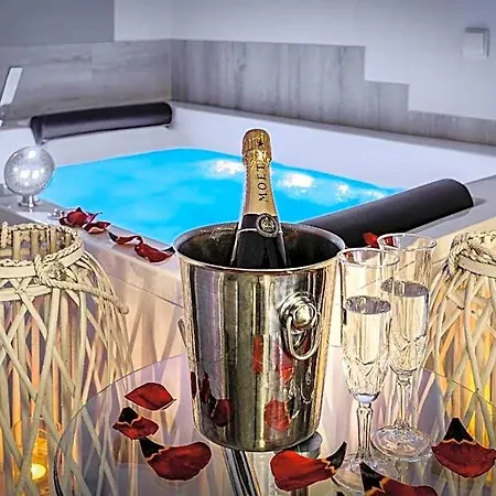 Apartmanhotel Elegante & Jacuzzi - Adults Only 4*